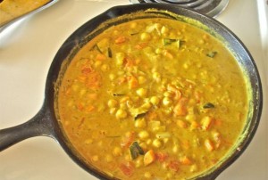 wegetarianskie danie curry z ciecierzyca i mlekiem kokosowym