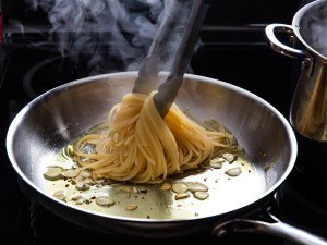 spaghetti w sosie czosnkowym