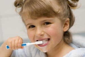 Bezpieczne pasty do zębów - 8 przepisów na nietoksyczne domowe pasty