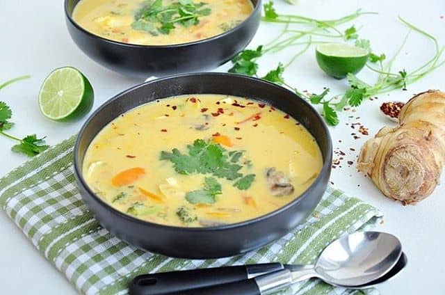 zupa tajska z jarzynami i pieczarkami