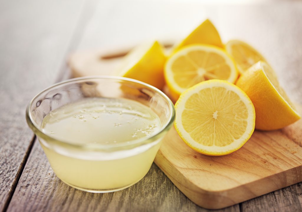 Woda z cytryną po przebudzeniu - faktyczne korzyści czy szkodliwe mity?