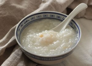 tradycyjna owsianka ryżowa congee