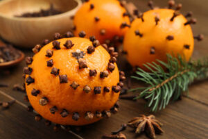 Pomarańcze z wbitymi goździkami będą dekoracją świątecznego stołu