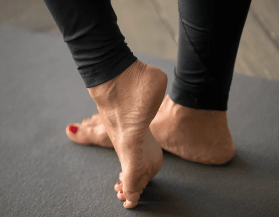 Stopy wpływają na całą postawę i twarz.